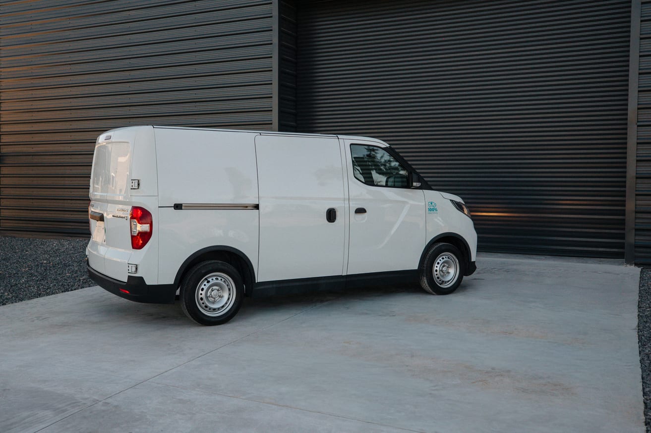 Maxus eDeliver 3 en vista lateral trasera, mostrando la distancia entre ejes